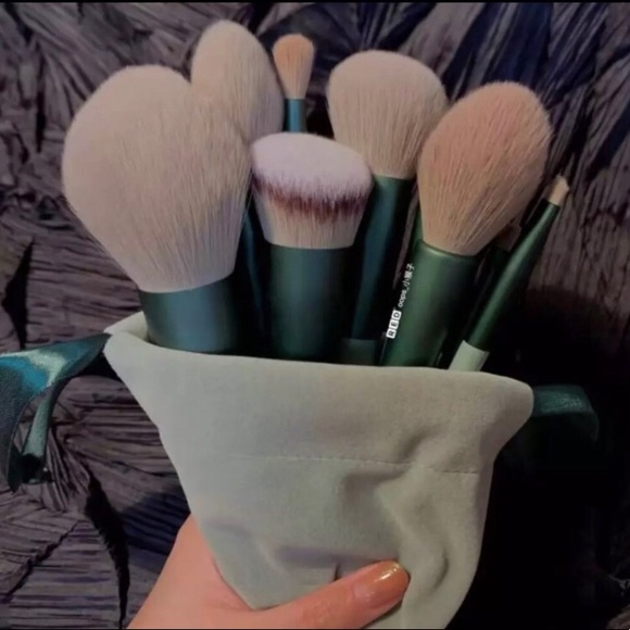 NEW!! Green Makeup Brush Set - Picture 1 of 3